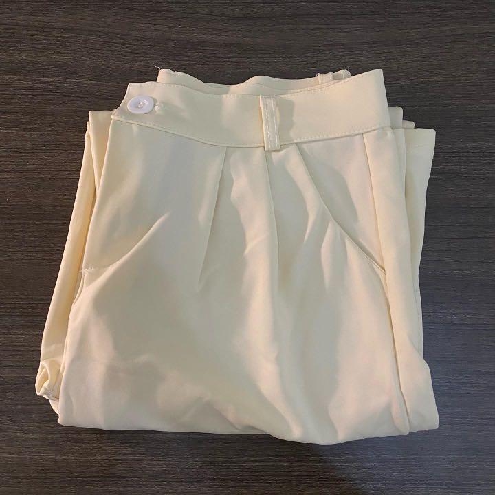 pants flowy (Category: Other Bottoms) located in Cainta. Submitted by goodispatch (Listing ID 1165752411, Image 2). Description: - not flattering on me thats why im selling it - a bit see through but u just have to wear skintone underwear:) - stretchy! size fits m-large.