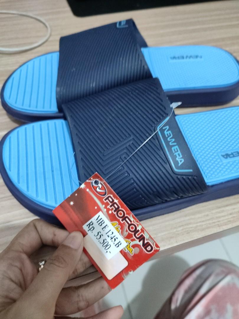 sandal slop new era size 42 Fesyen Pria Sepatu Sandal di Carousell