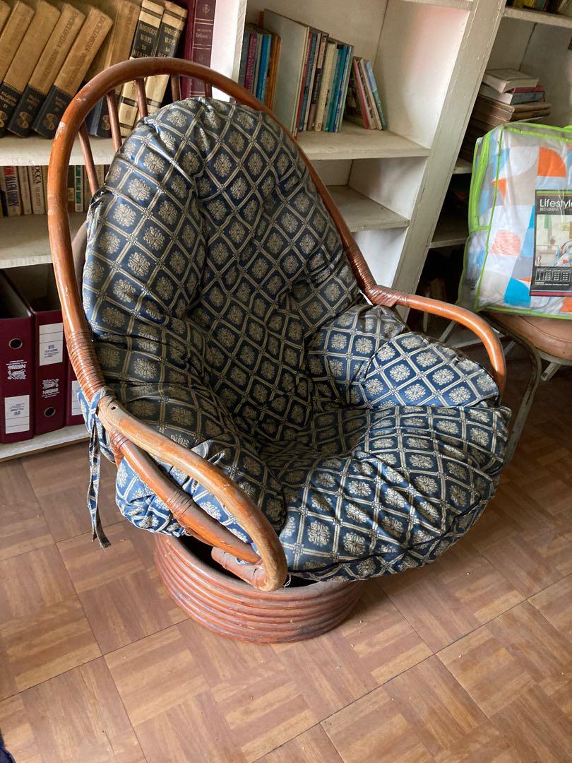 Single sofa chair (Category: Chairs) located in Paranaque City. Submitted by judycarina_sanmateo (Listing ID 1165734889, Image 2). Description: Used but sturdy, this chair is perfect to sit on and relax while watching your favorite show on tv.