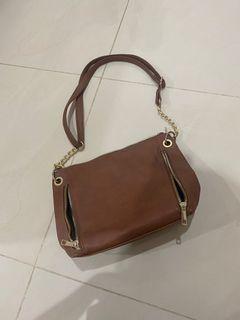 tas selempang coklat medium