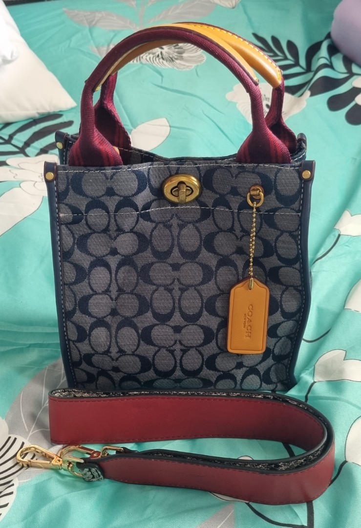 Authentic Coach Signature Crossbody bag, Women's Fashion, Bags