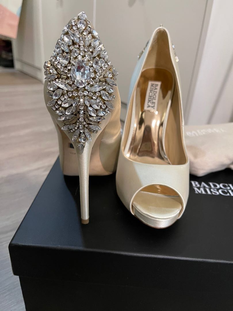 Badgley mischka kiara platform pump hotsell