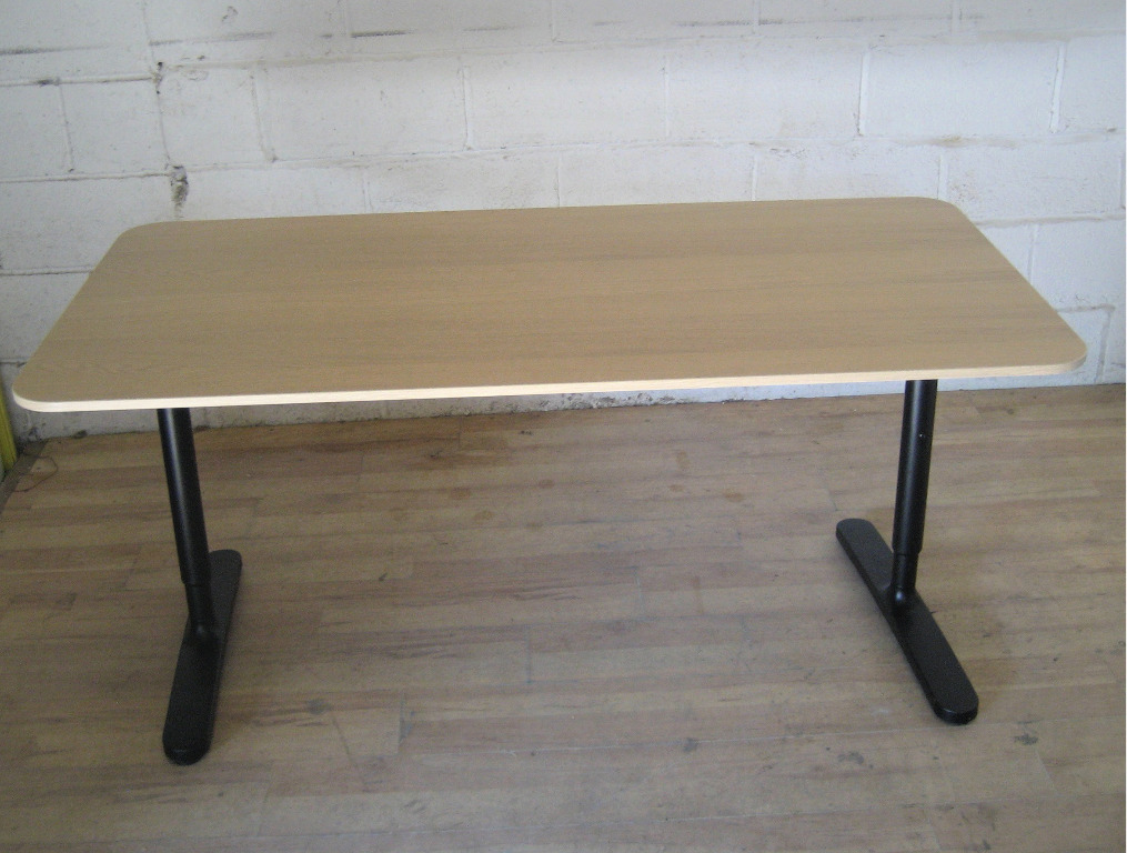 Bekant IKEA 書枱 Desk 60 x 140, 傢俬＆家居, 傢俬, 桌子 Carousell