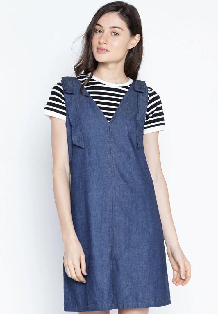 Blued Elliette Dress (Category: Dresses) located in Manila. Submitted by dclutterrr (Listing ID 1165869957, Image 1). Description: Once ko pa lang nagamit yung outer, but yung inner several times na. May minor flaw yung outer as indicated sa last picture. Pwede po tahiin. The rest is in good condition. Gusot lang so ironing lang po kailangan Original price neto sa zalora is Php 1,099 .