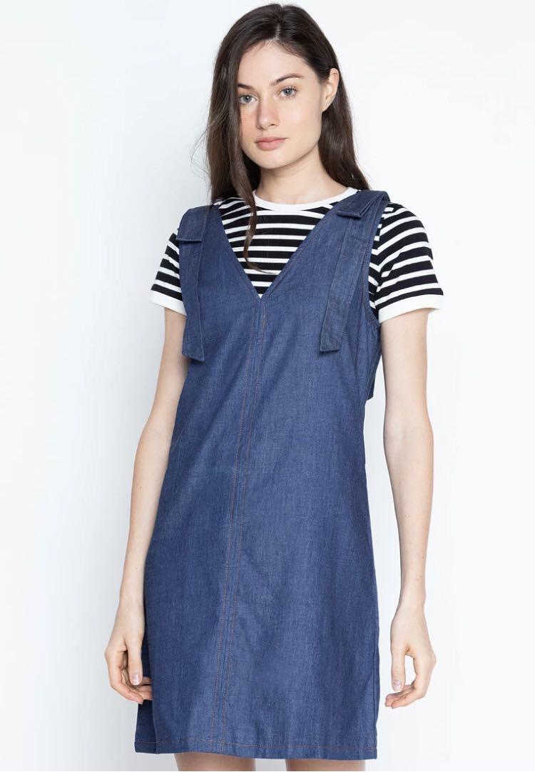 Blued Elliette Dress (Category: Dresses) located in Manila. Submitted by dclutterrr (Listing ID 1165869957, Image 3). Description: Once ko pa lang nagamit yung outer, but yung inner several times na. May minor flaw yung outer as indicated sa last picture. Pwede po tahiin. The rest is in good condition. Gusot lang so ironing lang po kailangan Original price neto sa zalora is Php 1,099 .