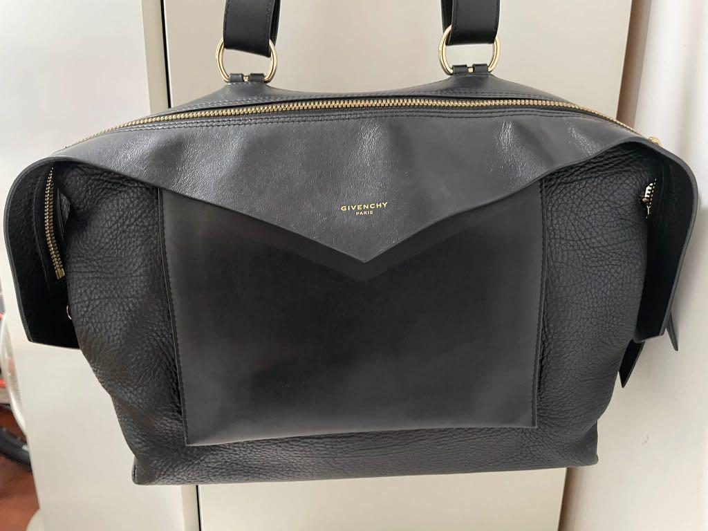 Givenchy （分類：手袋及銀包）位於 Hong Kong。 由 brughtade 提交（商品編號 1165835525，圖片 3）。簡介： 有齊單，有塵袋。