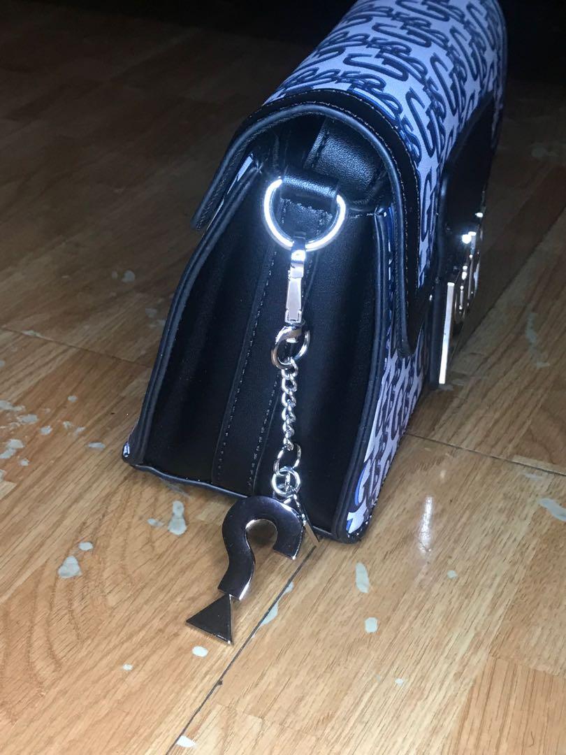 Guess Lexi Baguete Bag (Category: Luxury Bags & Wallets) located in Manila. Submitted by khring (Listing ID 1166015134, Image 3). Description: Twice lang nagamit .