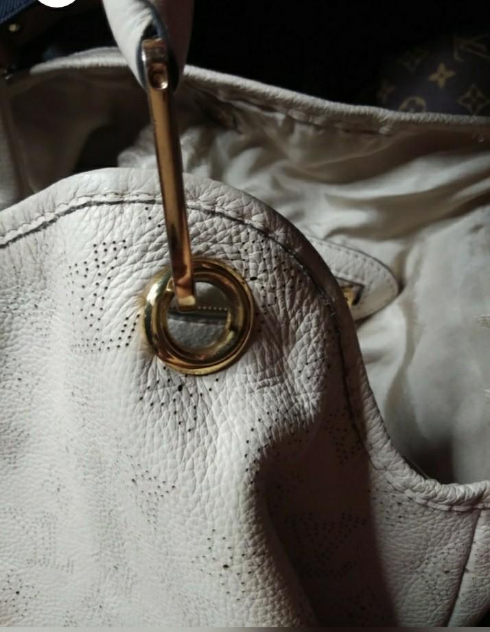 Louis Vuitton White Bucket Handbag (Category: Luxury Bags & Wallets) located in Romblon. Submitted by migustyles (Listing ID 1166014091, Image 2). Description: LV White HandBag Searchable code Genuine Soft Leather Embroidered Lining Minimal signs of used Ask picture for the code.