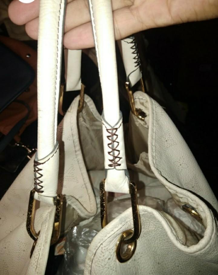 Louis Vuitton White Bucket Handbag (Category: Luxury Bags & Wallets) located in Romblon. Submitted by migustyles (Listing ID 1166014091, Image 3). Description: LV White HandBag Searchable code Genuine Soft Leather Embroidered Lining Minimal signs of used Ask picture for the code.