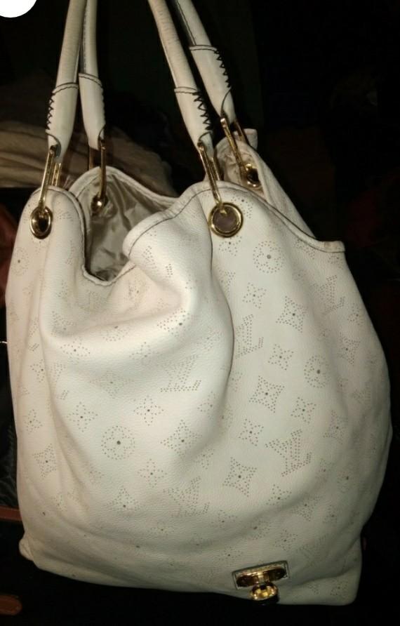 Louis Vuitton White Bucket Handbag (Category: Luxury Bags & Wallets) located in Romblon. Submitted by migustyles (Listing ID 1166014091, Image 1). Description: LV White HandBag Searchable code Genuine Soft Leather Embroidered Lining Minimal signs of used Ask picture for the code.