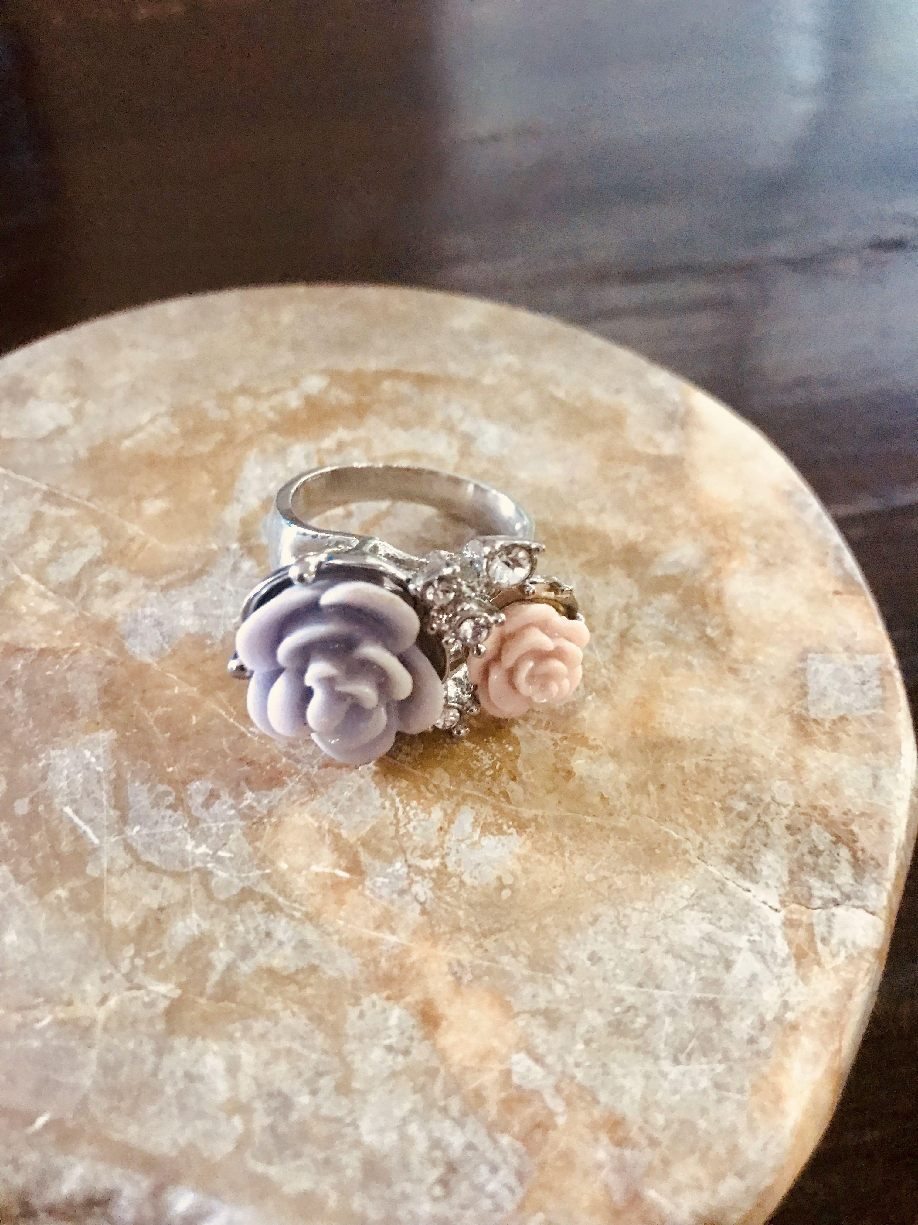 Silver Tone Two Roses Flower Ring (Category: Rings) located in Bulacan. Submitted by orange.locker (Listing ID 1165819321, Image 1). Description: Fancy Ring.