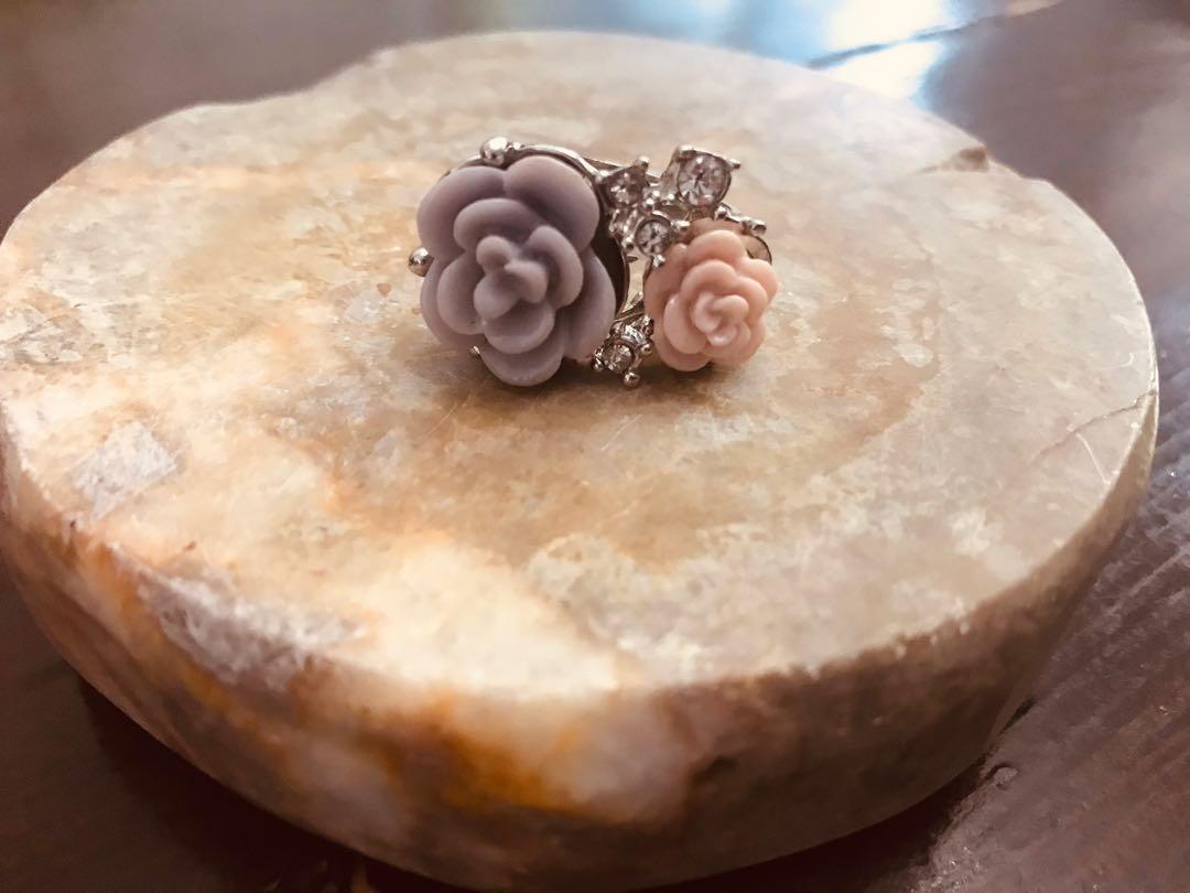 Silver Tone Two Roses Flower Ring (Category: Rings) located in Bulacan. Submitted by orange.locker (Listing ID 1165819321, Image 2). Description: Fancy Ring.