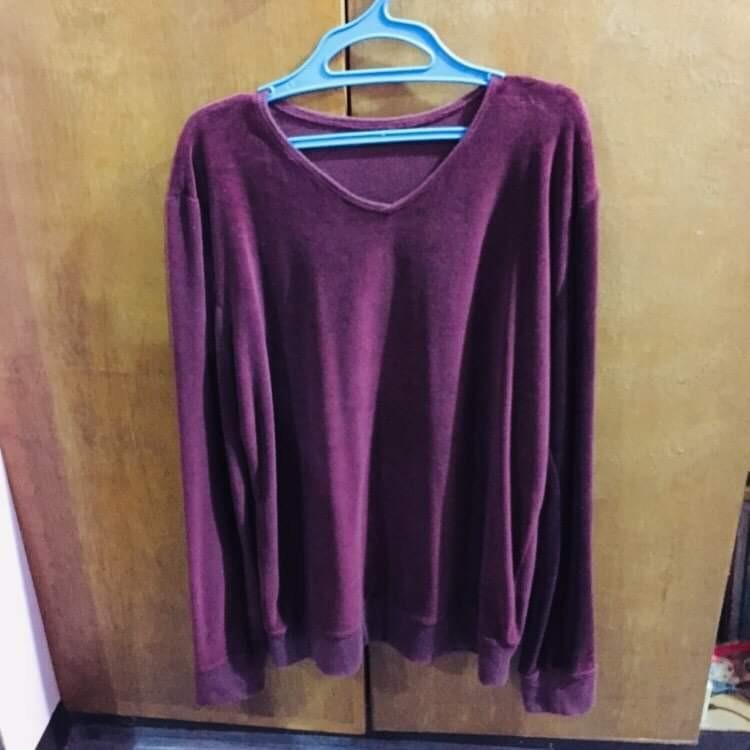 Velvet sweatshirt long sleeve (Category: Coats, Jackets and Outerwear) located in Marikina City. Submitted by calimagsofia (Listing ID 1165964562, Image 2). Description: Selling my kuya's Sweatshirt Size XL.