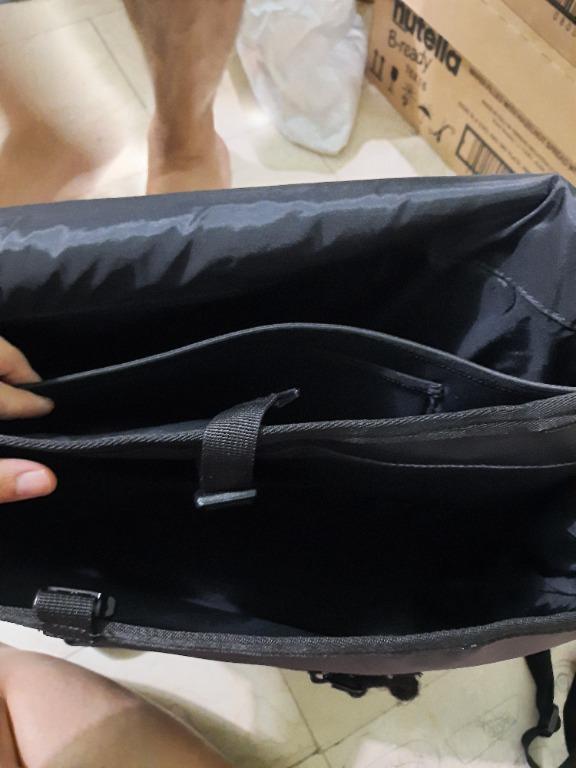 AUTHENTIC HELLY HANSEN TRAVEL MESSENGER BAG BLACK, Men's Fashion, Bags