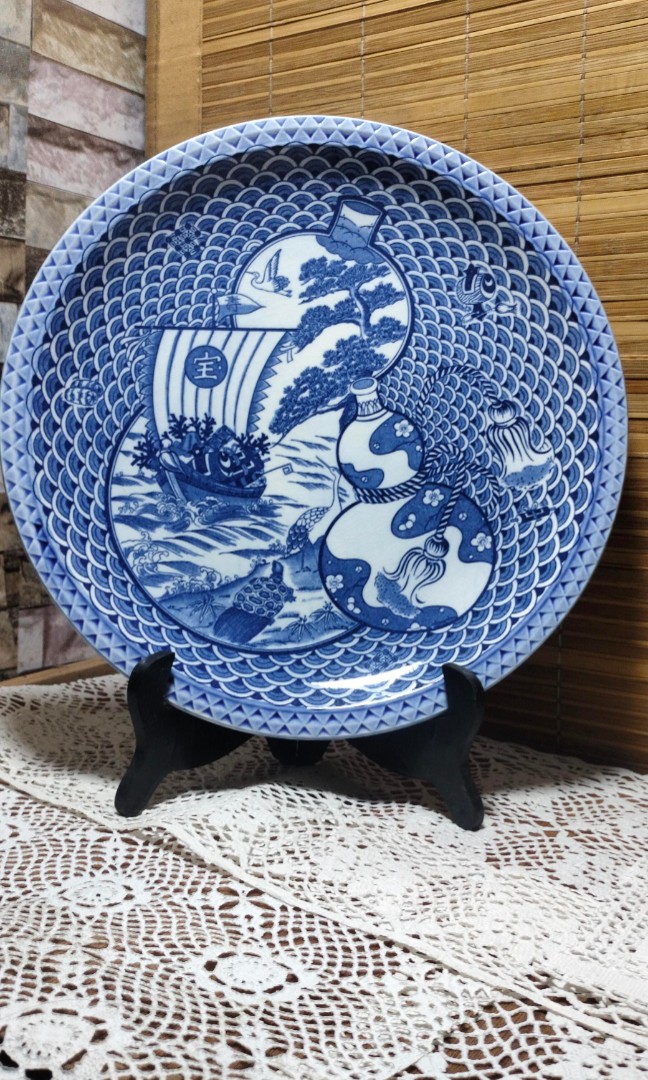 Big plate display, Furniture & Home Living, Kitchenware & Tableware