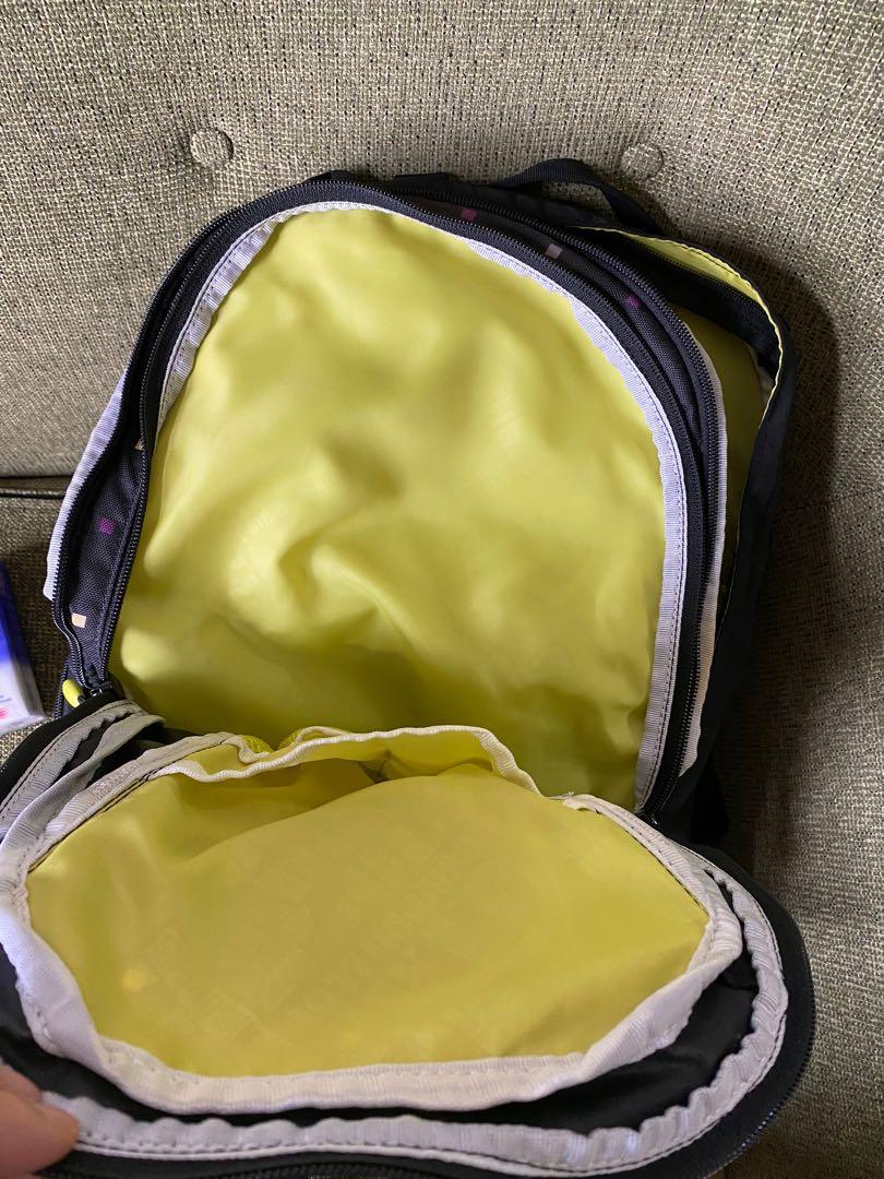 Burton （分類：背包）位於 Hong Kong。 由 pflee2022 提交（商品編號 1166094708，圖片 4）。簡介： Burton backpack can be used to carry snowboard at the back 。