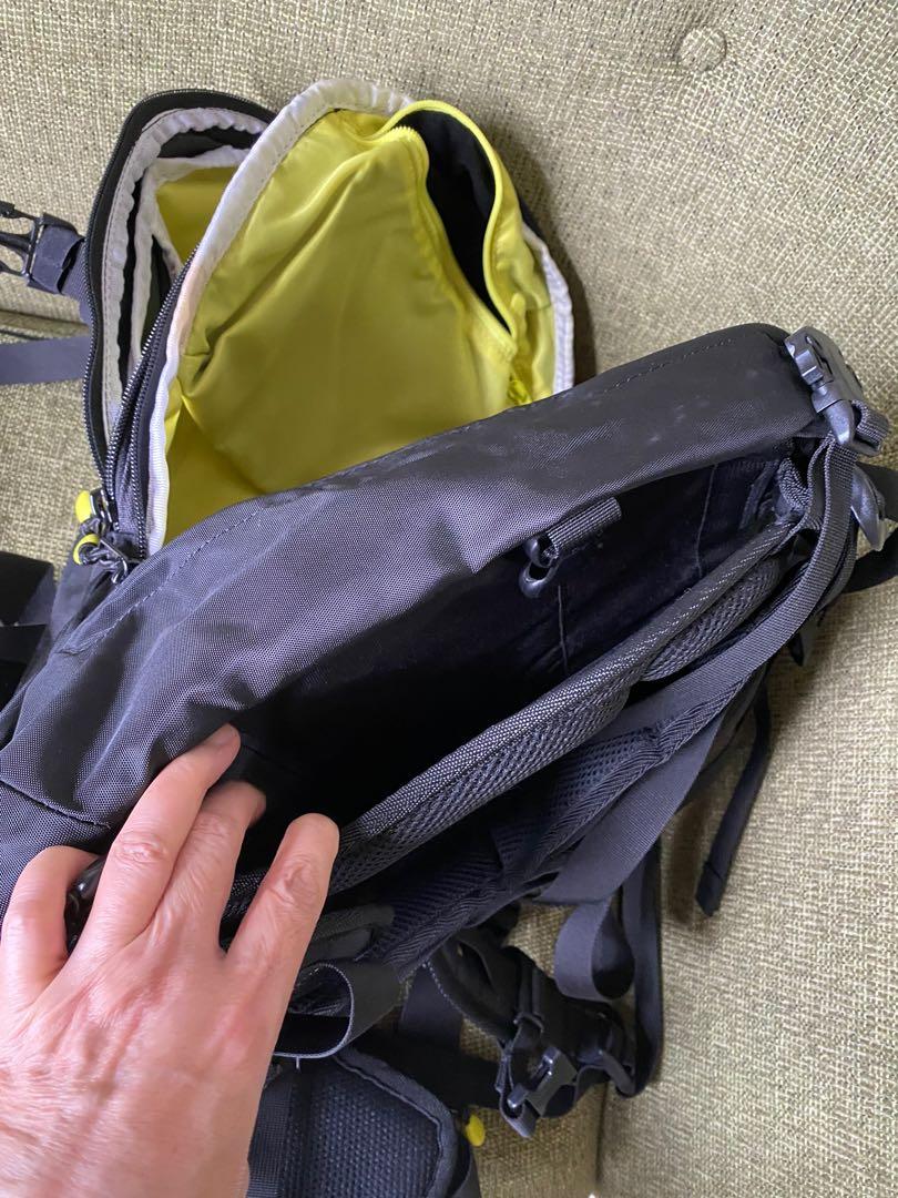 Burton （分類：背包）位於 Hong Kong。 由 pflee2022 提交（商品編號 1166094708，圖片 6）。簡介： Burton backpack can be used to carry snowboard at the back 。