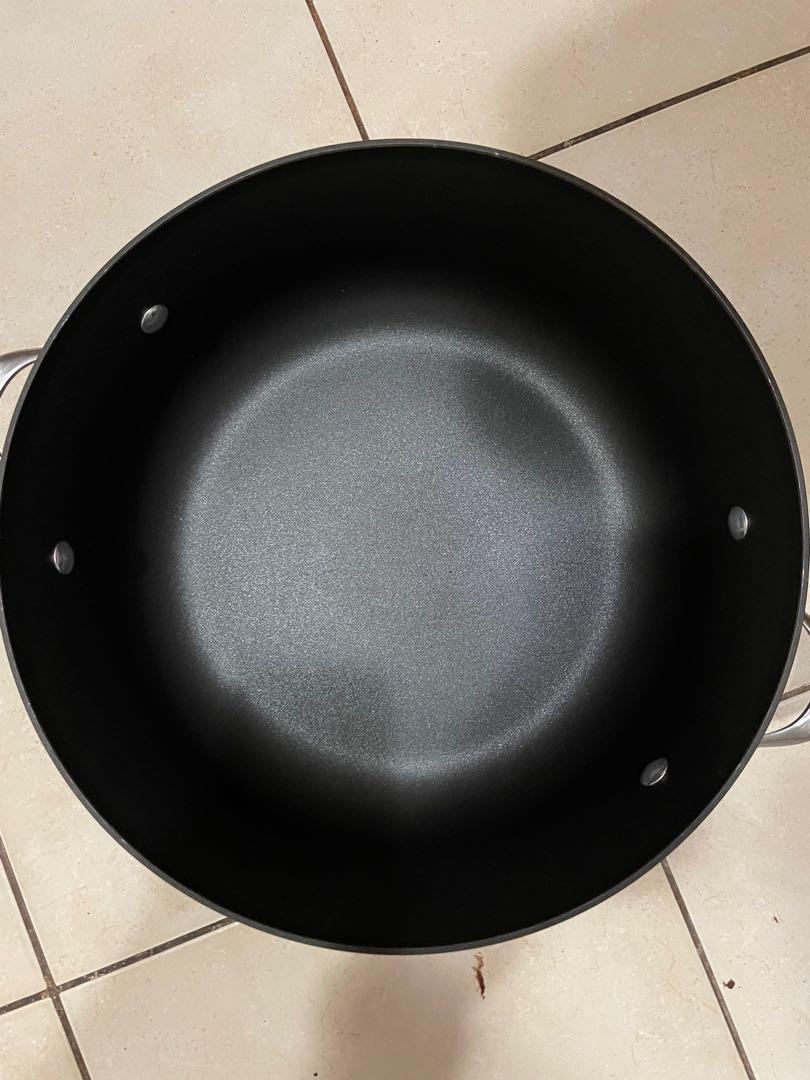 Calphalon 8 1/2 quarters pan, Furniture & Home Living, Kitchenware