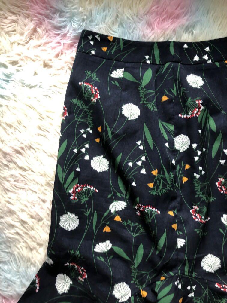 Floral ruffles skirt (Category: Skirts) located in Mandaluyong City. Submitted by allthingslovedbefore (Listing ID 1166033510, Image 2). Description: .