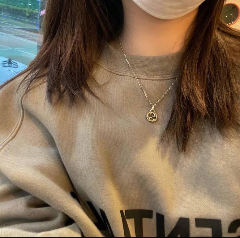 Interlocking g on sale pendant necklace gucci