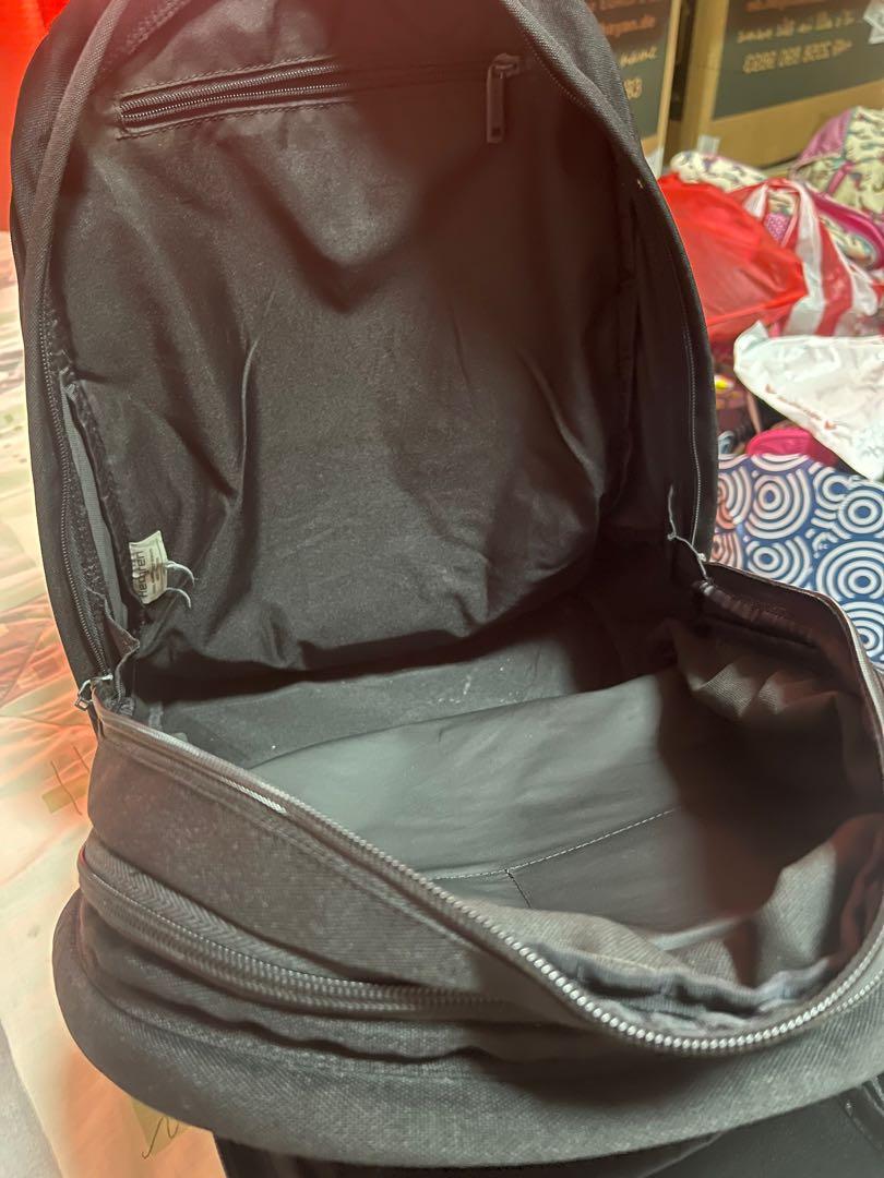 Hedgren expandable backpack (Category: Backpacks) located in Mandaluyong City. Submitted by kai.gt (Listing ID 1166099710, Image 3). Description: Issue -see last pic (zip puller).