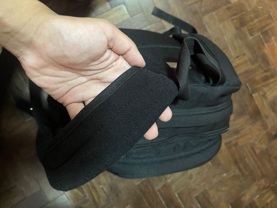 Hedgren expandable backpack (Category: Backpacks) located in Mandaluyong City. Submitted by kai.gt (Listing ID 1166099710, Image 2). Description: Issue -see last pic (zip puller).