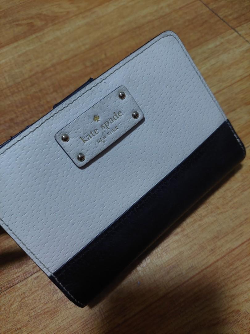Kate Spade wallet (Category: Luxury Bags & Wallets) located in Manila. Submitted by quinnmariel (Listing ID 1166152506, Image 2). Description: Decluttering.
