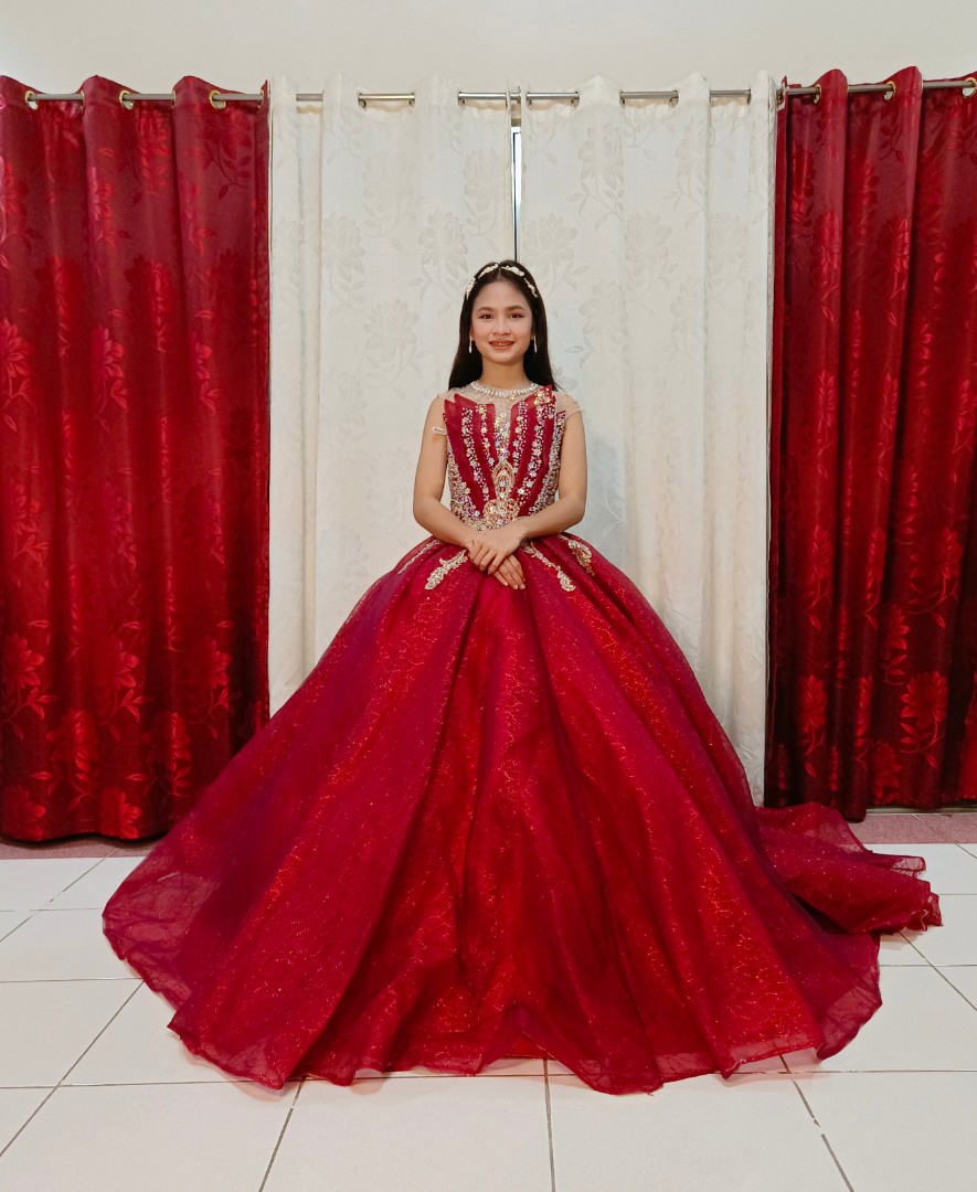 Simple maroon gown sales