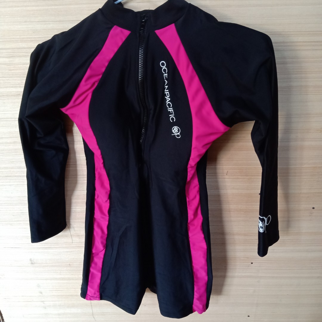 Padded Rash guard, Women's Fashion, Swimwear, Rash guard on Carousell