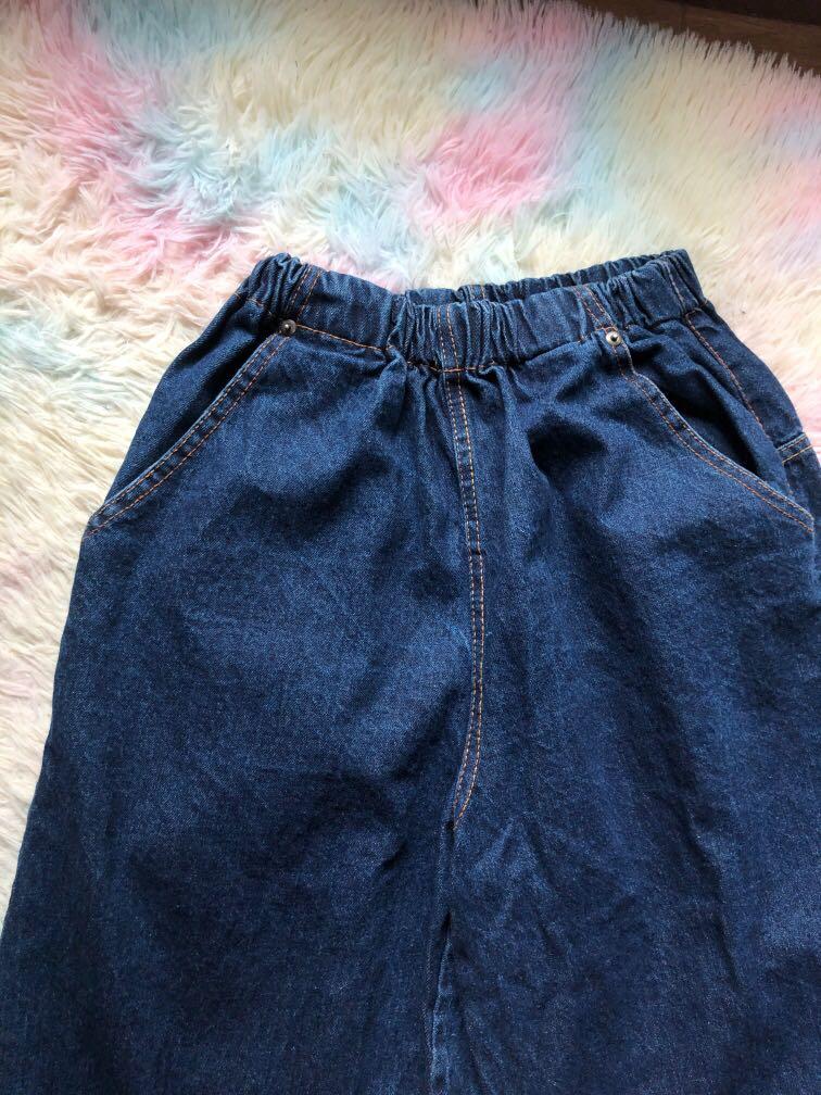 Wide Jeans (Category: Jeans) located in Mandaluyong City. Submitted by allthingslovedbefore (Listing ID 1166033171, Image 3). Description: Wide jeans gartered waist.