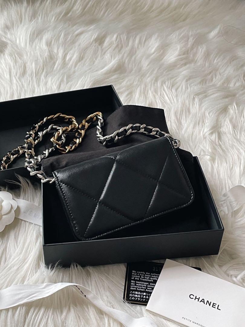 Chanel 19 leather clutch bag Chanel Black in Leather - 26457284