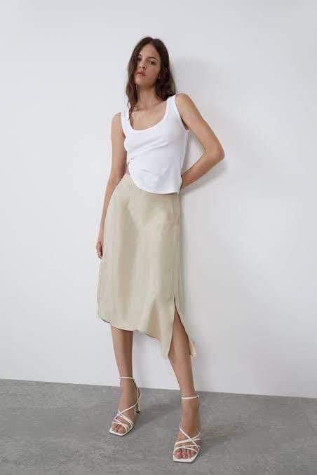 H&M Beige Midi Skirt (Category: Skirts) located in Mandaluyong City. Submitted by jarustia (Listing ID 1166281481, Image 2). Description: .