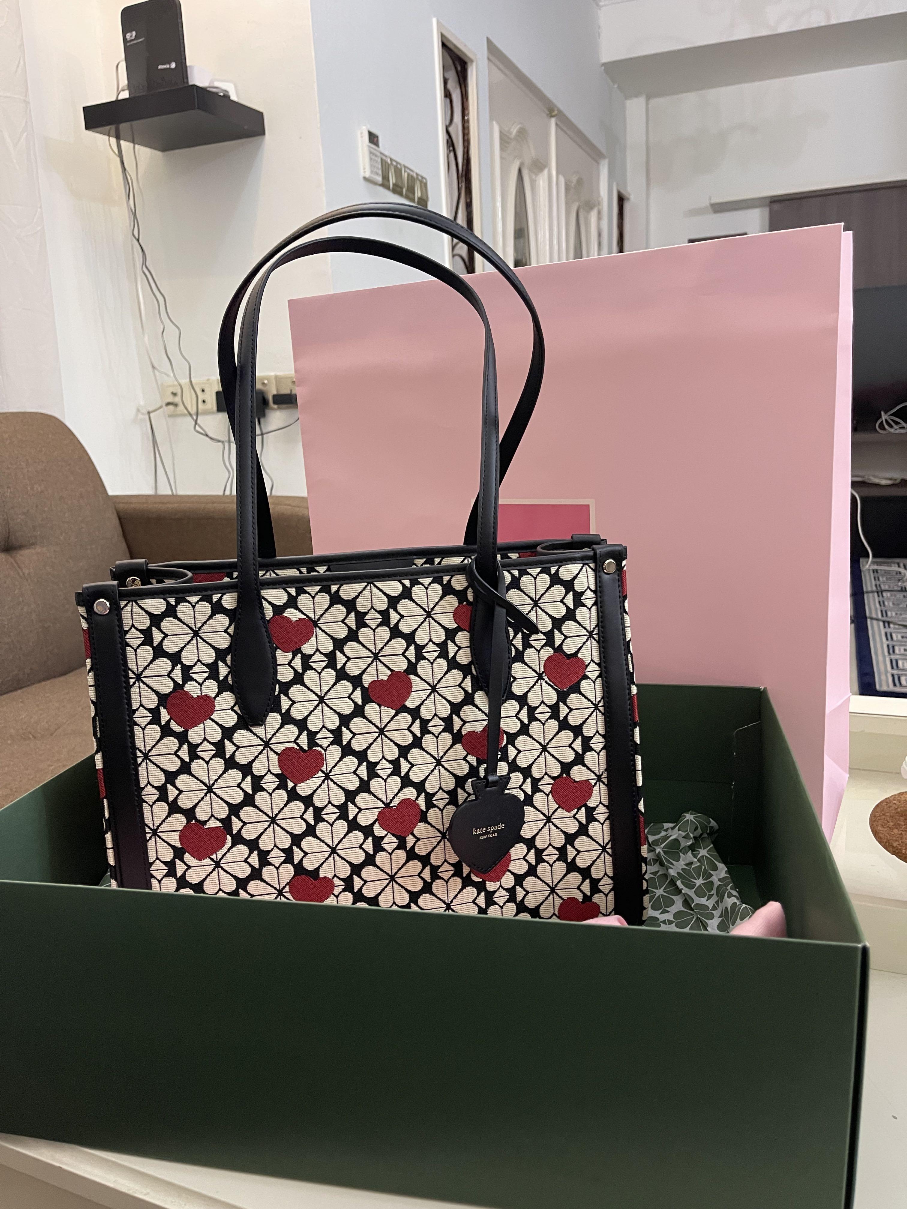 Kate Spade New York Womens Spade Flower Jacquard Hearts Market Medium Tote  Bag, Women's Fashion, Bags & Wallets, Tote Bags on Carousell