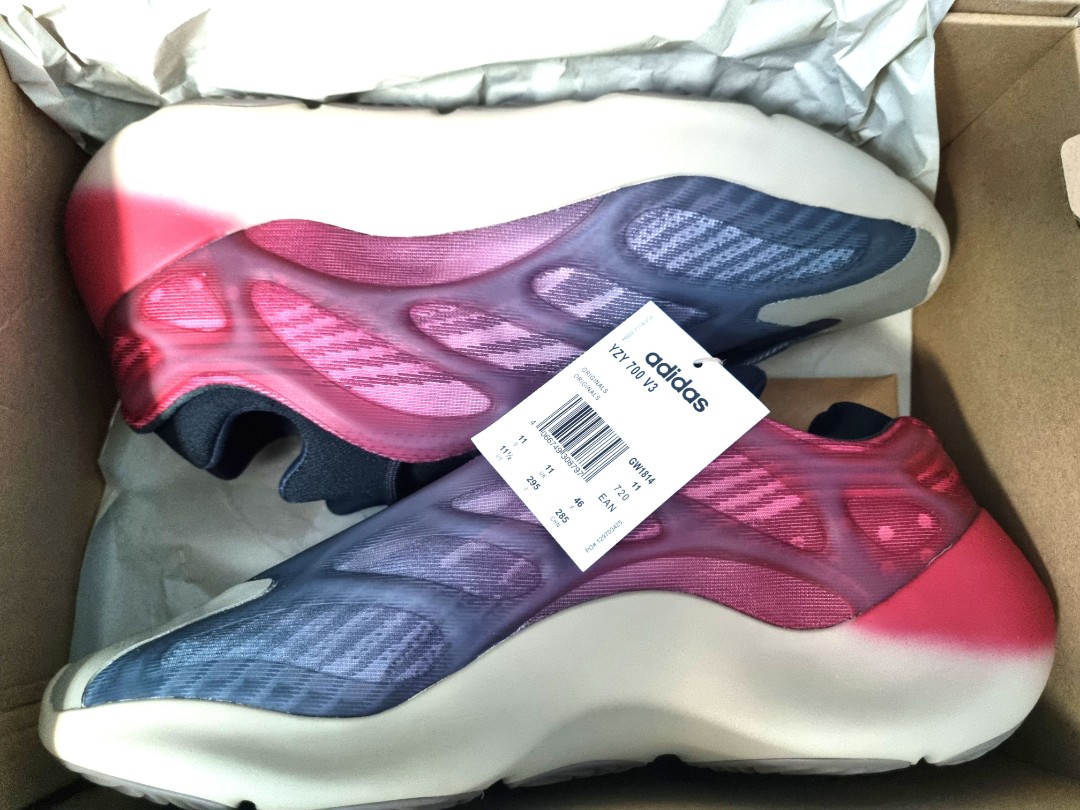 Adidas Yeezy 700 V3 Fade Carbon, Men's Fashion, Footwear, Sneakers on  Carousell