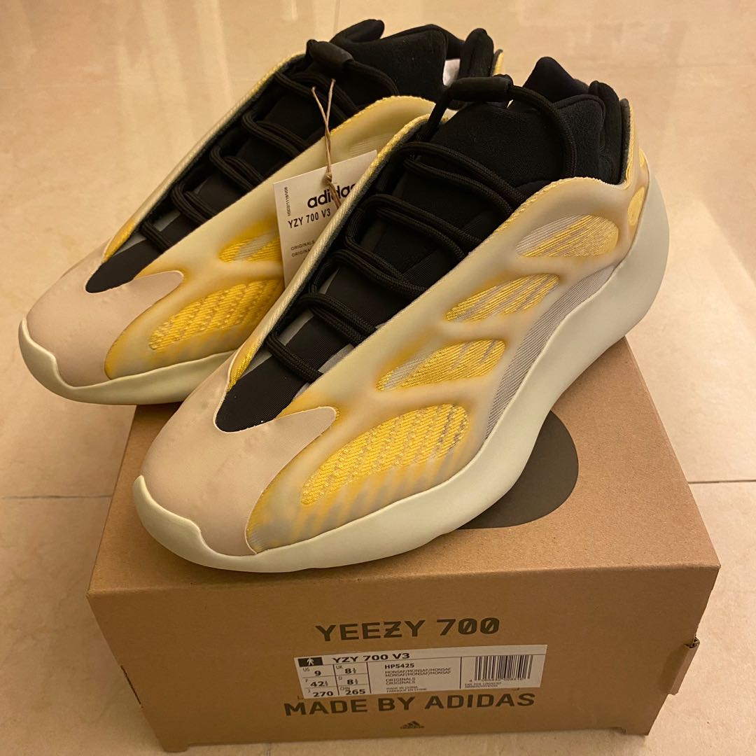 全新Adidas yzy yeezy 700 v3波鞋, 男裝, 鞋, 波鞋- Carousell