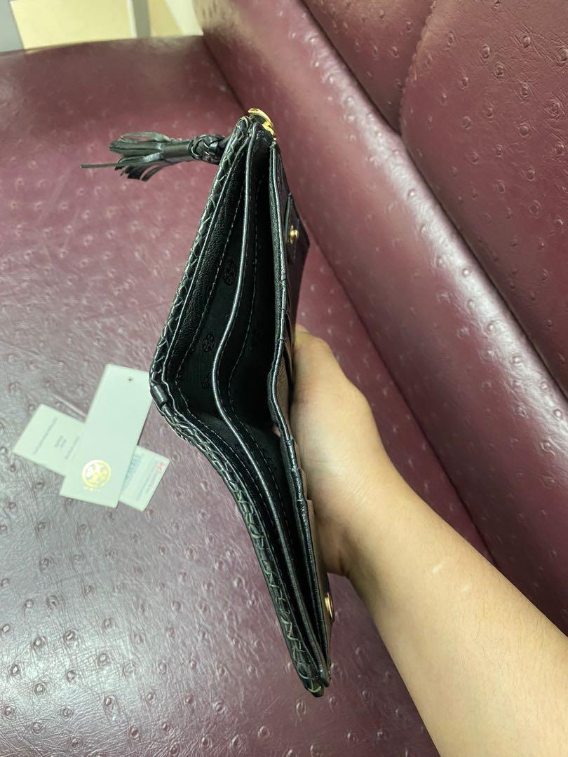 AUTHENTIC tory burch bi fold wallet (Category: Luxury Bags & Wallets) located in Santa Rosa. Submitted by authenthei (Listing ID 1166474213, Image 3). Description: AUTHENTIC TORY BURCH WALLET 8/10 condition Flaws: sign of usage and noticeable fold in keychain (pompom) Inclusions: price tag and authenticity card MOP: gcash and bank transfer only No cod no cop No haggling SF on buyer.