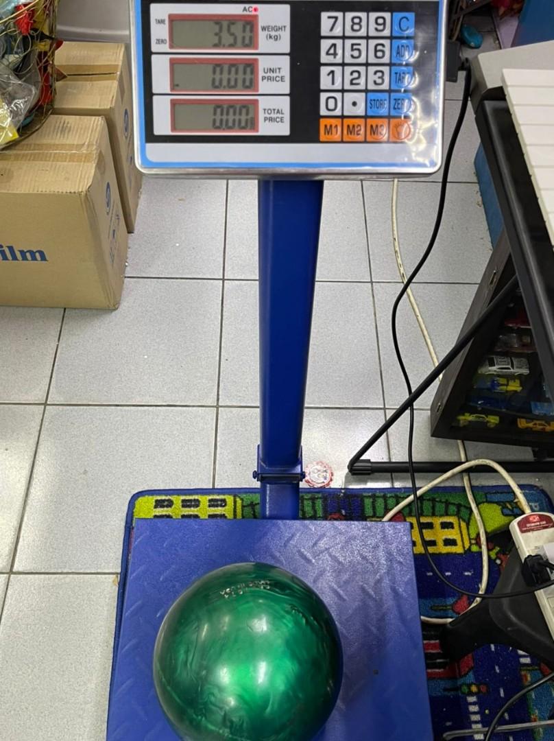 Brunswick cyclone bowling ball, Sports Equipment, Sports & Games