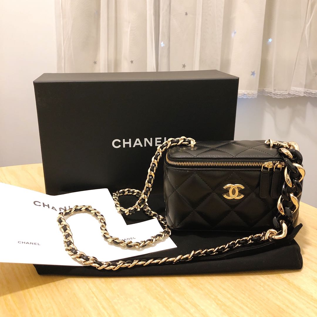 全新Chanel 長盒子 Vanity Case 黑金羊皮 bag mini box 化妝盒 , 名牌, 手袋及銀包 Carousell