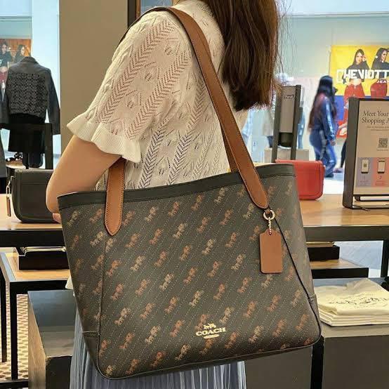 coach tote 27 w horse and carriage dot print Women s Fashion
