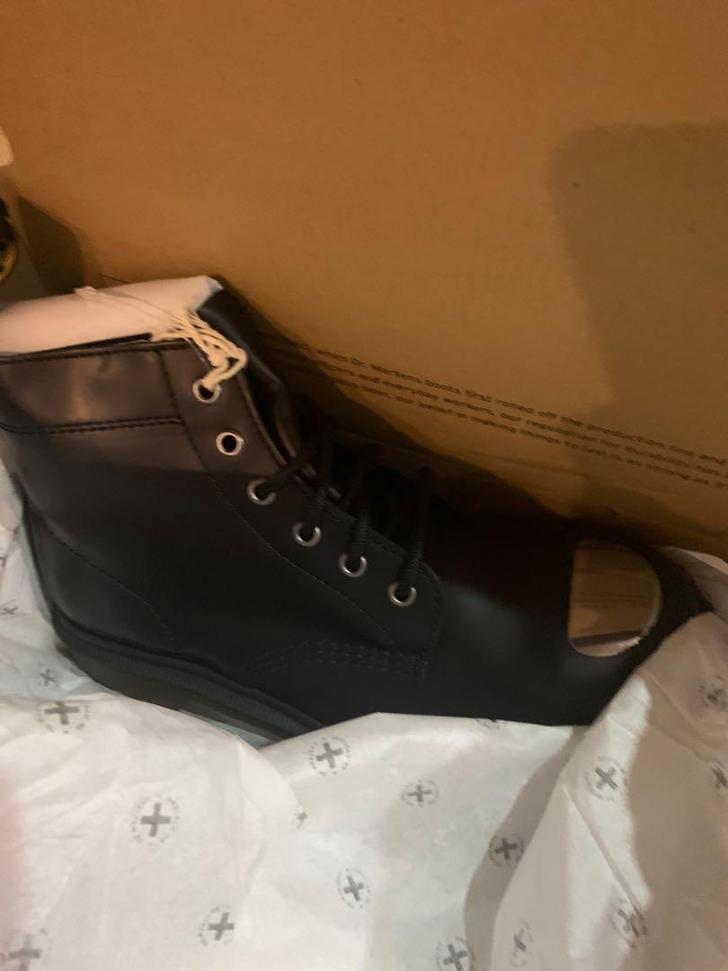Exposed steel top toe boots