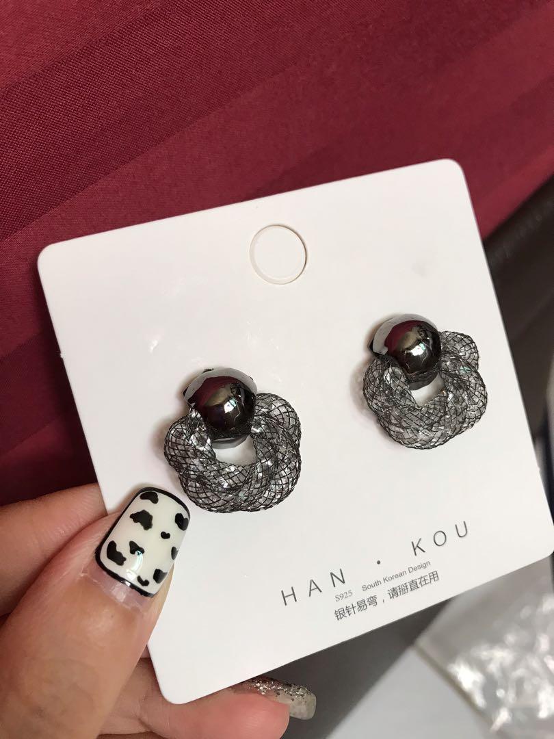 Earrings (Category: Earrings) located in Singapore. Submitted by wyzyl2012 (Listing ID 1166524421, Image 5). Description: 3 sets $10 Free delivery .