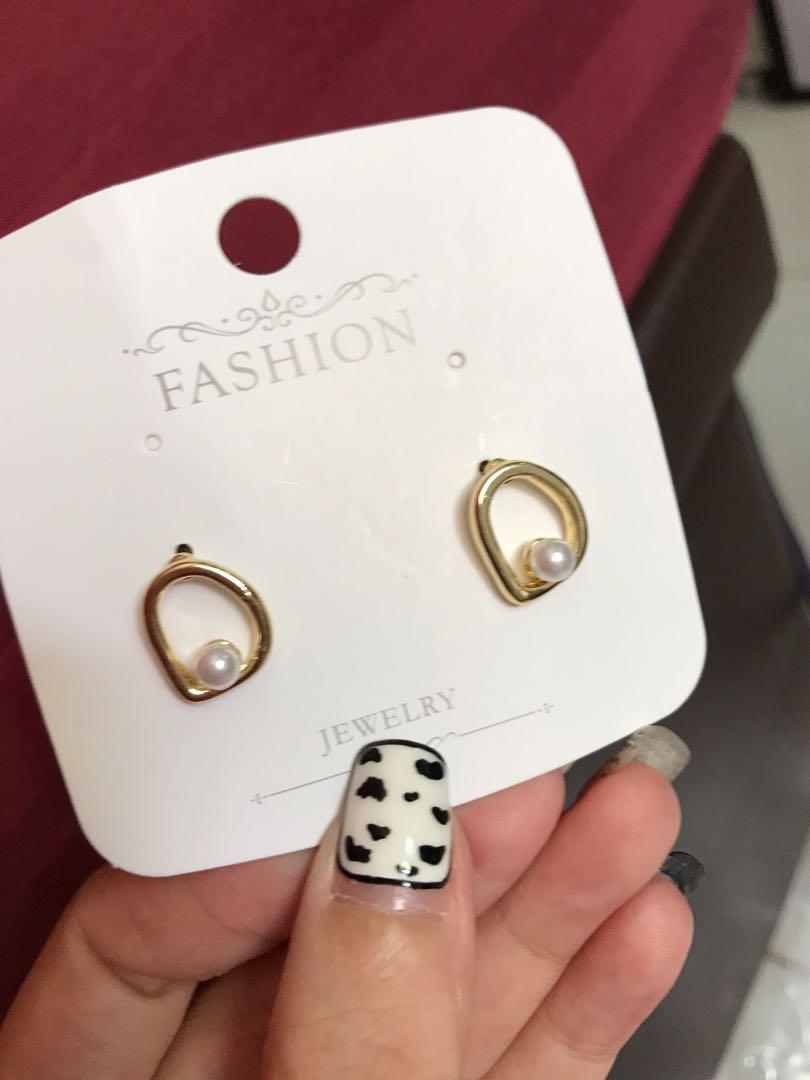 Earrings (Category: Earrings) located in Singapore. Submitted by wyzyl2012 (Listing ID 1166524421, Image 8). Description: 3 sets $10 Free delivery .