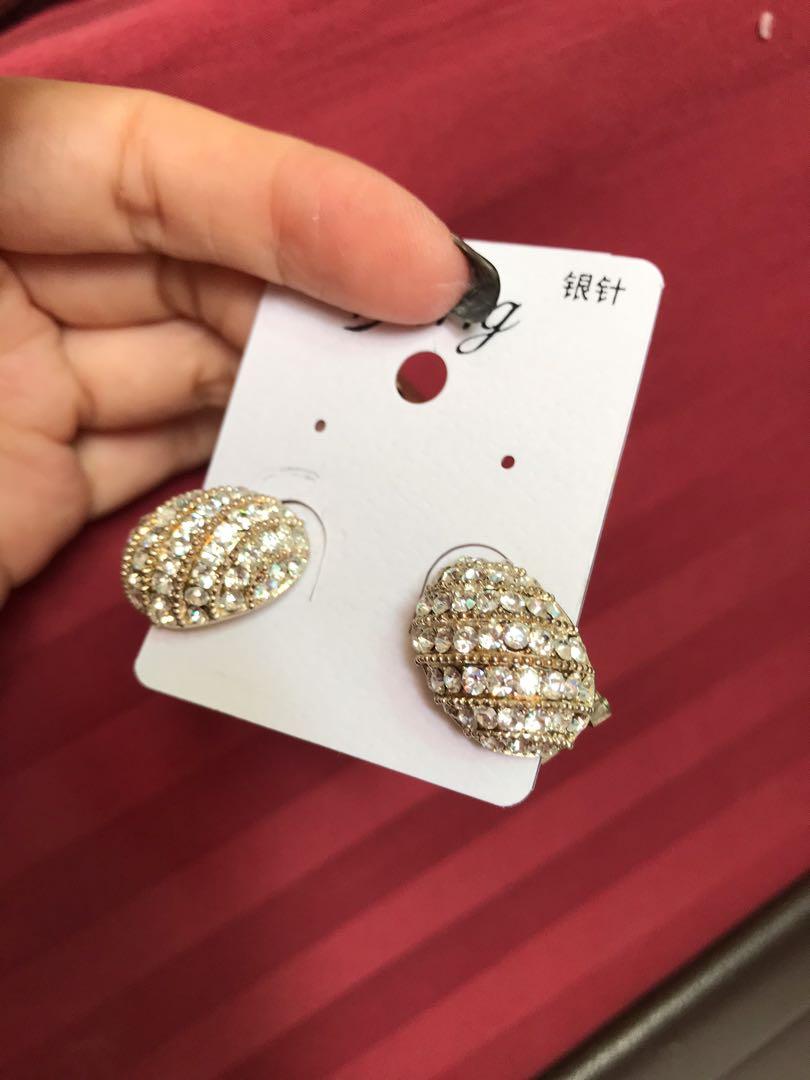Earrings (Category: Earrings) located in Singapore. Submitted by wyzyl2012 (Listing ID 1166524421, Image 3). Description: 3 sets $10 Free delivery .