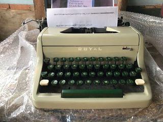 F/S: 1953 ROYAL Quiet Deluxe Typewriter (Rare) Metal Body