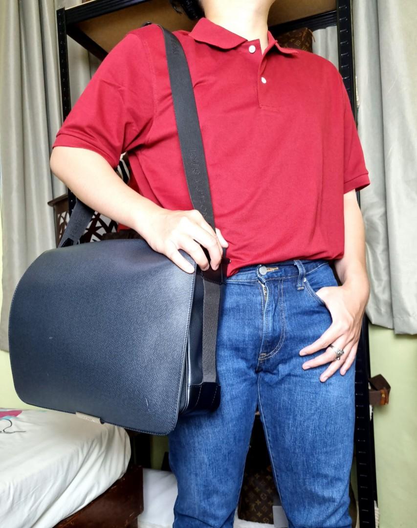 Louis Vuitton Taiga Viktor Messenger Baggage