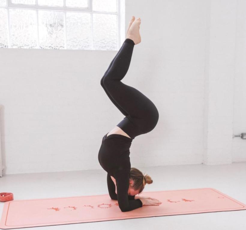 Alo warrior yoga mat smoky quartz 瑜伽墊連strap, 運動產品, 運動與健身, 運動與健身- 運動地墊-  Carousell