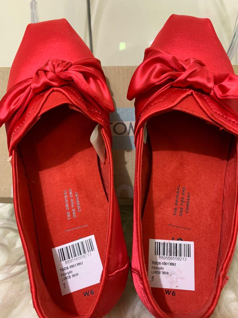 Toms shoes shop with bow