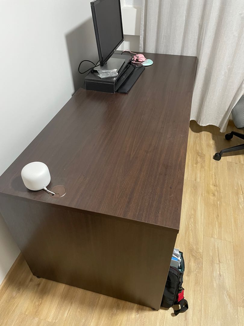 Vhive computer store table
