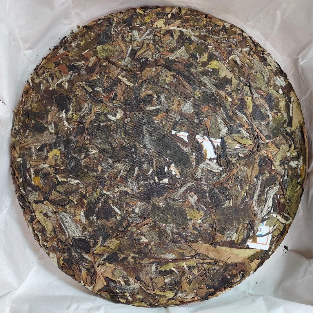 2018年 中茶蝴蝶牌 5901 老樹白茶 潤露系列 白牡丹 貢眉 壽眉 357g/茶餅 $1.00/g 茶磚 雲南七子餅茶葉 沱茶 Tea 美白、減脂、改善失眠、抗氧化、抗衰老、抗癌、護肝、舒緩更年期症狀、舒緩新冠病毒 COVID-19、流感症狀 （分類：飲料）位於 Hong Kong。 由 NoTaBoo 提交（商品編號 1156002598，圖片 3）。簡介： 精選種植於上世紀五六十年代的高山地區的福鼎白茶、政和大白的老樹原料，用傳統白茶工藝和創新理念與技藝，結合後加工及獨特拼配方法精製而成。 白茶可以分為白毫銀針、白牡丹、貢眉、壽眉，這一款是屬於白牡丹，銀毫比較多。 外形: 餅型圓潤飽滿，餅面銀綠潤澤，條索紋理清晰。 湯色: 湯色清徹橙黃，滋味甘甜，香氣純爽。 福鼎白茶每年產量有限，具有收藏價值，七年白茶市場價接近千元，無論收藏、自用比普洱茶更具價值。 ***** 品牌介紹 ***** 中茶成立於1949年，已經有70多年歷史，公司集茶葉種植、生產、加工、研發、銷售、文化推廣於一