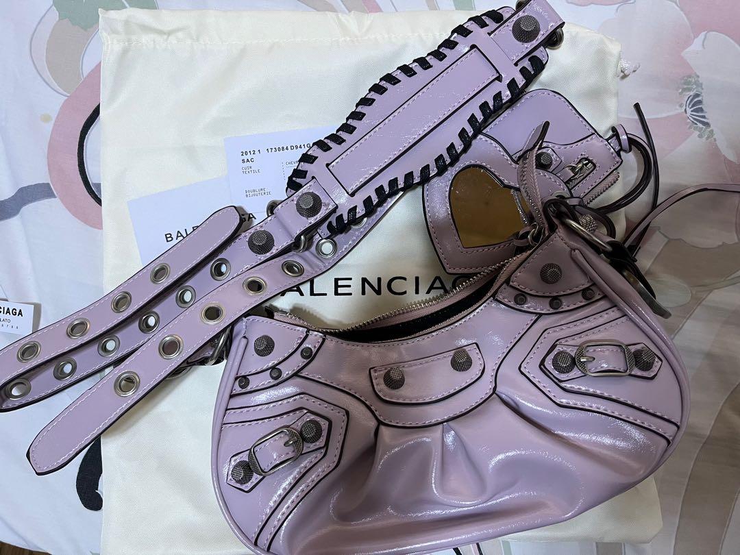 Balenciaga Le Cagole (Category: Luxury Bags & Wallets) located in Munoz. Submitted by mrsangelica (Listing ID 1166720210, Image 2). Description: Le Cagole XS Shoulder Bag in lavender Arena lambskin, aged silver hardware Dimensions : L10,2 x H6,3 x W2,7 inch • Arena lambskin • Shoulder bag • Adjustable shoulder strap (18,1 inch) • Leather braided shoulder pad • Zipped closure with knotted leather puller • Aged silver hardware • 1 removable zipped 